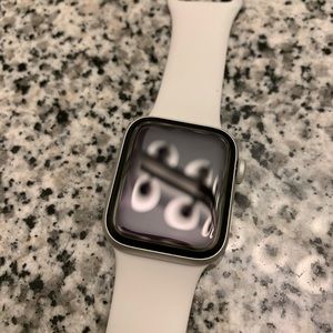 Great condition used Apple Watch. Series 4. 40MM.